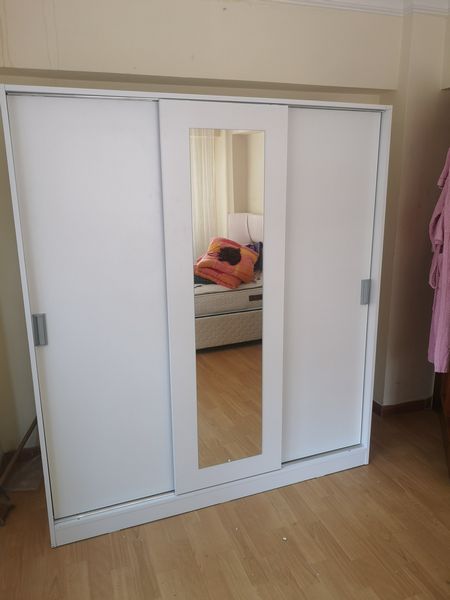  Sürgülü kapak sistemlerinde ray hizalaması en önemli konudur. Ray bozukluğu kapak düşmesine veya sıkışmaya neden olur. Bağcılar bölgesinde sık karşılaşılan bu problem profesyonel ekipmanla çözülmektedir