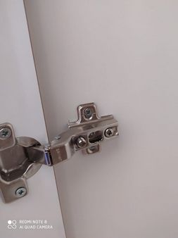 İlke Mobilya kapak menteşe tamiri. En sık karşılaşılan sorun kapak düşmesi ve menteşe yuvasının gevşemesidir. Vida yatağı güçlendirme, menteşe değişimi ve kapak ayar işlemleri profesyonel şekilde yapılmaktadır.