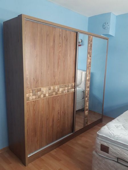  İstanbul Avrupa Yakası’nın en yoğun ilçelerinden biri olan Bağcılar bölgesinde mobilya montaj ve tamir hizmeti uzmanlık gerektirir. Sürekli taşınma, kiracı değişimi, yoğun kullanım ve dar yaşam alanları nedeniyle mobilyalarda zamanla deformasyon, kapak düşmesi, ray arızası ve menteşe gevşemesi gibi sorunlar oluşur.