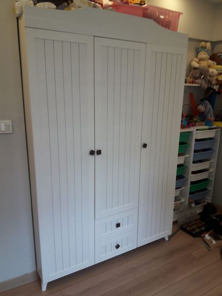  Yeni alınan veya demonte halde bulunan mobilyaların doğru şekilde kurulması hem kullanım ömrü hem de güvenlik açısından kritik öneme sahiptir. Yanlış montaj; dolap sarkmasına, kapak ayar bozukluğuna ve kısa sürede malzeme yıpranmasına neden olur.