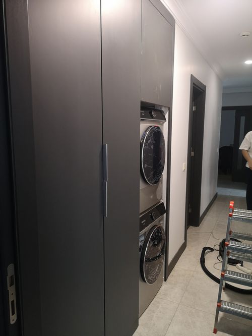  Yeni bir mobilya aldığınızda, kutuların içinden çıkan karmaşık şemalar ve yüzlerce vida gözünüzü korkutmasın. Başak Mahallesi’ndeki dairelerin yapılarına ve genişliklerine uygun şekilde, mobilyalarınızı milimetrik hesaplarla kuruyoruz.