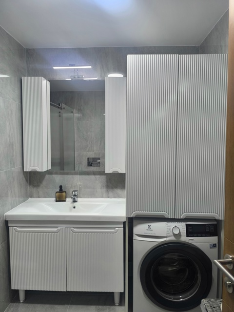  Banyo Dolabı İmalatı Banyolar, evin en çok kullanılan ve neme en fazla maruz kalan alanlarıdır. Bu nedenle banyo mobilyalarında dayanıklılık, işlevsellik ve estetik büyük önem taşır. ilkemtm firması olarak, ölçüye özel banyo dolabı imalatı yapıyor, banyolarınıza uzun ömürlü ve kullanışlı çözümler sunuyoruz. İlkemtm banyo dolapları sadece şık değil, aynı zamanda son derece kullanışlıdır. İhtiyaca göre;  Lavabo altı banyo dolapları Aynalı üst dolap sistemleri Çekmeceli ve gizli bölmeli tasarımlar Dar banyolar için kompakt çözümler sunarak banyonuzda düzenli ve ferah bir kullanım alanı oluşturuyoruz.