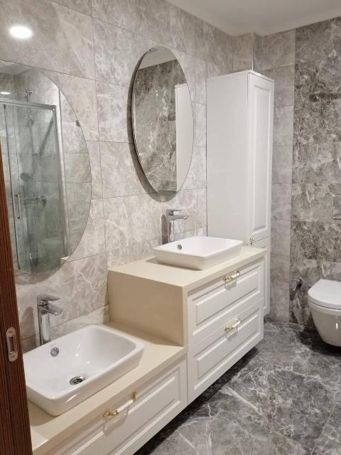  Modern ve Estetik Banyo Dolapları Banyonuzun genel dekorasyonuna uyum sağlayacak şekilde; modern, minimal, klasik veya ahşap dokulu banyo dolabı tasarımları üretiyoruz. Renk ve kaplama seçenekleri ile banyonuza değer katıyoruz.  Neden ilkemtm? ✔ Ölçüye özel banyo dolabı imalatı ✔ Kaliteli ve neme dayanıklı malzeme ✔ Temiz ve titiz işçilik ✔ Zamanında teslimat ✔ Montaj ve satış sonrası destek Mobilya imalatındaki tecrübemizi banyolarınıza taşıyor, uzun ömürlü ve güvenilir çözümler sunuyoruz.  Banyonuz İçin Doğru Dolap, Doğru Usta