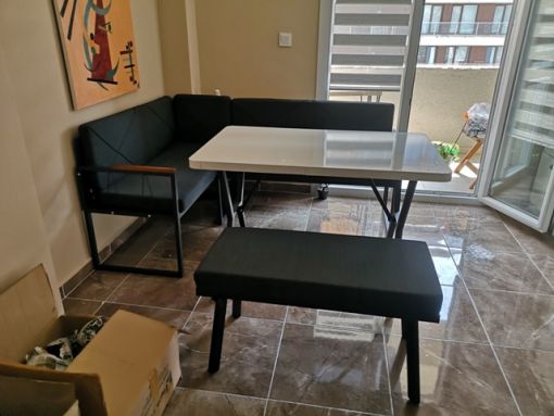  Yeni aldığınız gardırop, yemek masası veya TV ünitesi, karmaşık kurulum şemalarıyla gelebilir. Bahçeşehir mobilya montaj hizmetimiz ile bu süreci sizin için zahmetsiz hale getiriyoruz.  Hassas Kurulum: Mobilyanın gövdesine zarar vermeden, fabrika standartlarında montaj. Güvenlik Önceliği: Ağır dolapların ve kitaplıkların deprem güvenliği için duvara sabitlenmesi. Zaman Tasarrufu: Uzman ekibimizle saatler sürecek işlemleri dakikalar içinde bitiriyoruz.