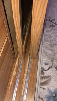  Mobilyalarınızın bozulması veya kırılması durumunda hemen yenisini almak yerine, onları uzman ellerde tamir ettirmek hem bütçenizi korur hem de anılarınızı yaşatır. İlke Mobilya, Başak Mahallesi’nde yerinde tamir hizmetiyle yanınızda! Ray Sistemi Değişimi: Bozulmuş sürgülü dolap raylarını veya takılan çekmece mekanizmalarını akıcı ve sessiz çalışan yeni nesil raylarla değiştiriyoruz.