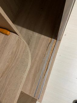 Bozulan bir çekmece veya sarkan bir dolap kapağı için mobilyanızı çöpe atmayın! İlke Mobilya, Başakşehir Mahallesi’nde yerinde tamir hizmeti sunarak eskiyen veya hasar gören eşyalarınızı ilk günkü sağlamlığına kavuşturur.  Ray ve Menteşe Onarımı: Kapanmayan dolap kapakları ve rayından çıkan çekmeceler için en kaliteli yedek parçalarla değişim ve ayar yapıyoruz.