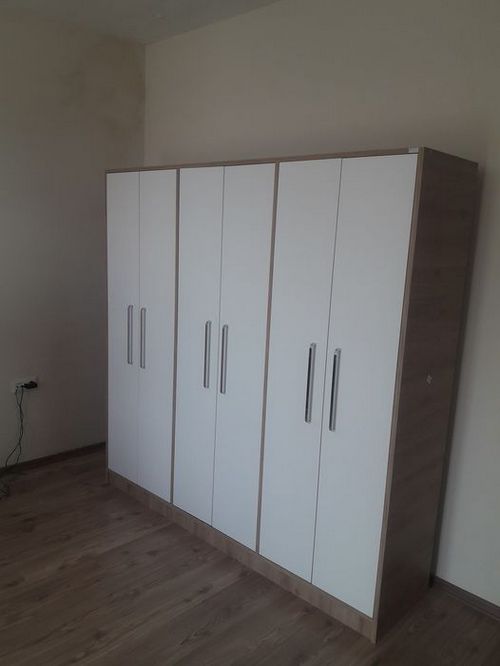  Başakşehir’in modern sitelerinde, Kayaşehir’in yeni konutlarında veya Bahçeşehir’in villalarında yaşıyor olabilirsiniz. Yeni aldığınız mobilyaların paketleri salonda bekliyor ya da en sevdiğiniz dolabın kapağı yerinden mi çıktı? Günlerce usta beklemeye son! İlke Mobilya olarak, Başakşehir sakinlerine 