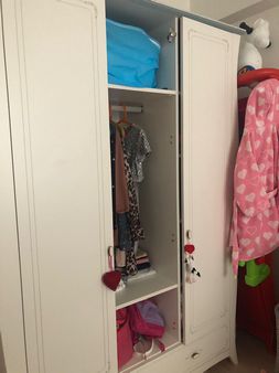   İlke Mobilya, Şamlar’daki evinizde yerinde tamir hizmeti sunar.  Menteşe, Ray ve Mekanizma Yenileme: Kapanmayan dolap kapaklarını, ses yapan rayları ve takılan çekmeceleri orijinal yedek parçalarla onarıyoruz.