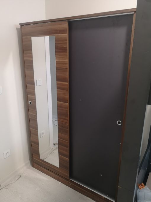  Modüler Mobilya Kurulumu: IKEA, Vivense, Trendyol ve Kelebek gibi markaların tüm demonte ürünlerini, parçaları eksiksiz ve çizilmelere karşı koruyarak monte ediyoruz.  Gardırop ve Raydolap Kurulumu: Yatak odalarının en temel parçası olan gardıropları, zemin dengesini (terazi ayarı) yaparak ve kapak mekanizmalarını kusursuz çalışacak şekilde kuruyoruz.