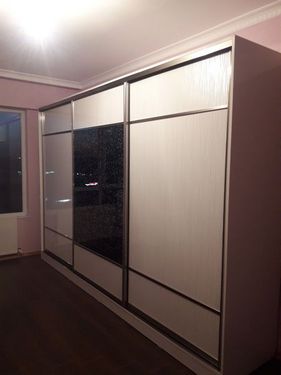  Sürgülü gardıroplarda en sık karşılaşılan sorun ray çıkması, kapak zor hareket etmesi veya tekerlek kırılmasıdır. Bu durum hem kullanım konforunu düşürür hem de kapağın düşmesine neden olabilir.