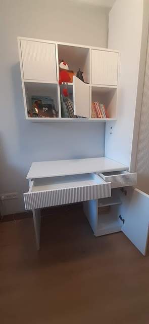  Ergonomik ve Kullanışlı Tasarımlar Uzun süreli kullanımda konfor büyük önem taşır. Çalışma masası tasarımlarımızda; doğru yükseklik, geniş çalışma yüzeyi, kablo geçişleri ve depolama alanları ergonomi kurallarına uygun şekilde planlanır.  Bilgisayar ve laptop kullanımına uygun masa ölçüleri Çekmeceli ve raflı çalışma masası seçenekleri Kablo gizleme ve priz çözümleri Duvara sabit veya modüler tasarımlar