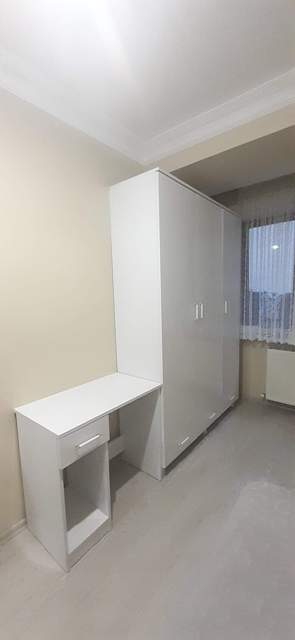  Ev, Ofis ve Home Ofis Çalışma Masaları İster küçük bir köşe ister geniş bir ofis alanı olsun, her mekâna uygun çalışma masası çözümleri sunuyoruz. Modern, sade veya klasik tasarımlar ile mekânınıza uyum sağlayan özel üretim masalar hazırlıyoruz.