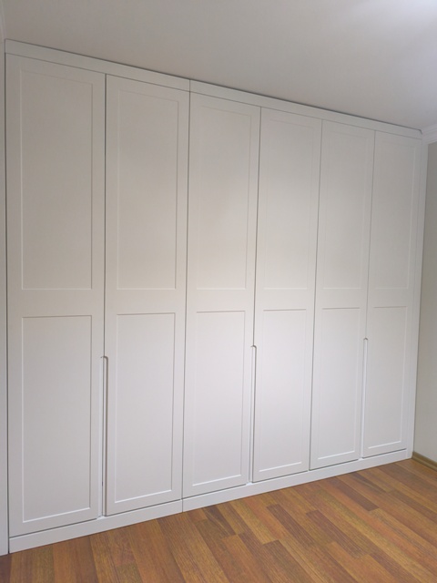  Kullanılan Malzemeler ve İşçilik Üretimde kaliteyi ön planda tutuyoruz. Mobilya gövdelerinde ağırlıklı olarak suntalam ve mdflam, kapaklarda ise tercihe göre mdflam, lake veya membran kaplama kullanıyoruz.  Sağlam gövde yapısı Kaliteli menteşe ve ray sistemleri Düzgün kenar bantlama Uzun ömürlü kullanım