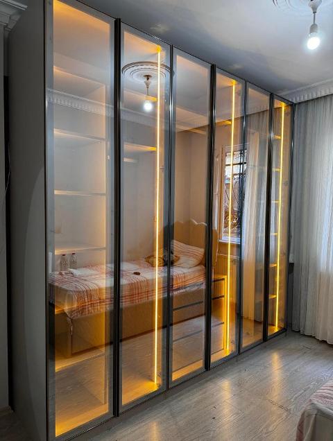  Kapak Seçenekleri ve Tasarım Alan durumuna ve kullanım şekline göre; sürgülü kapak veya menteşeli kapak seçenekleri sunuyoruz. Aynalı kapaklar ile mekânı daha ferah ve geniş göstermek mümkündür. Modern, sade veya klasik tasarımlar ile dekorasyona uyum sağlanır.