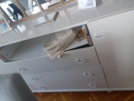 Esenyurt ardıçlı mahallesi Mobilya Tamir ve Yenileme/İlke Mobilya Zamanla oluşan menteşe, ray ve kapak sorunları için ekonomik tamir çözümleri sunuyoruz. Mobilyalarınızı değiştirmeden yenileyerek kullanım ömrünü uzatıyoruz. Menteşe değişimi Konsol tamiri Tv ünite tamiri Kapak ayarı Çekmece ray tamiri Su almış dolap onarımı