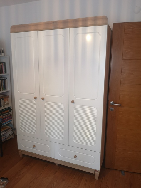  Esenyurt bağlar çeşme mahallesi 3 kapılı 2 çekmeceli elbise dolabı montaj işlemi yapıldı teslim edildi.