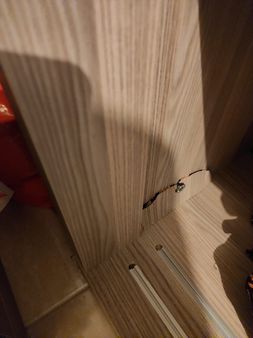 Esenyurt Çınar Mahallesi Mobilya Tamir ve Yenileme Kapak sarkması, menteşe arızası ve ray problemleri gibi durumlarda yerinde müdahale ederek hızlı çözüm sağlıyoruz. Menteşe değişimi Sürgü ray kapak tamiri Konsol tamiri Kapak teker değişimi Kapak ayarı Çekmece ray tamiri Hasarlı parça değişimi