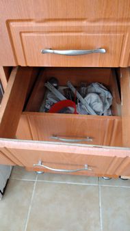 Esenyrut Esenkent Mahallesi Mobilya Tamir ve Yenileme/İlke Mobilya Kapak sarkması, menteşe arızası ve ray problemleri gibi durumlarda yerinde müdahale ederek hızlı çözüm sağlıyoruz. Mevcut mobilyaların kullanım ömrünü uzatarak ekonomik çözümler sunuyoruz. Menteşe değişimi Çekmece tabanı değiştirme Ray değişimi Dolap sağlamlaştırma Kapak ayarı Çekmece ray tamiri Hasarlı parça değişimi