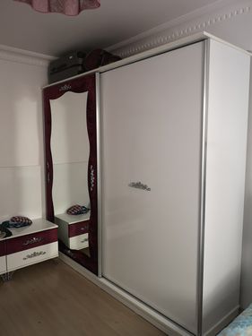 Esenkent Mahallesi Mobilya Montaj ve Tamir Servisi: İlke Mobilya Esenyurt’un parlayan yıldızı Esenkent Mahallesi’nde, evinizdeki konforu tamamlayacak profesyonel bir mobilya ustası mı arıyorsunuz? Yeni bir eve taşındınız ve o karmaşık kurulum şemaları arasında mı kayboldunuz? İlke Mobilya olarak, Esenkent sakinlerine modern yaşamın gerektirdiği titizlik ve hızda mobilya çözümleri sunuyoruz.