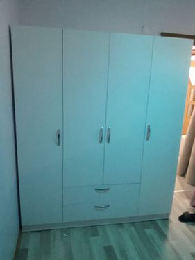 esenyurt Hürriyet Mahallesi Profesyonel Mobilya Montaj Hizmetleri Hürriyet Mahallesi’nde yeni bir eve taşınırken veya internetten sipariş verdiğiniz mobilyaların kurulumunda, uzman desteği almak mobilyanızın ömrünü iki katına çıkarır. Biz, her parçayı milimetrik hesaplarla birleştiriyoruz: Marka Bağımsız Kurulum: IKEA, Vivense, Koçtaş, Trendyol veya yerel mağazalardan alınan tüm demonte (paketli) ürünlerin, kurulum şemasına %100 uygun montajı.