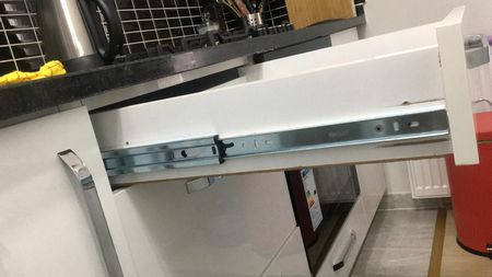  Yılların yorgunluğu mobilyalarınızda kendini göstermeye mi başladı? İncirtepe Mahallesi mobilya tamir servisimizle, anısı olan eşyalarınızı çöpe atmak yerine onları ilk günkü formuna kavuşturuyoruz:  Menteşe ve Kapak Revizyonu: Sarkan mutfak kapakları, kapanmayan gardırop kapıları ve yerinden oynayan menteşe yuvalarının teknik dolgu yöntemleriyle güçlendirilmesi.