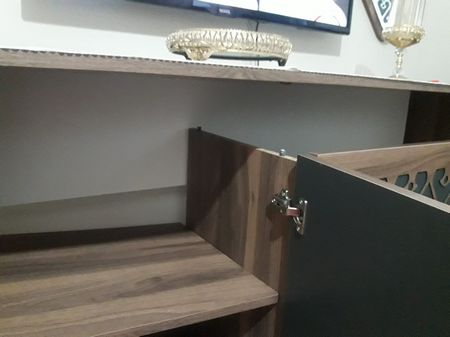  Mobilyalarınız zamanla yıpranabilir, taşınma sırasında darbe alabilir veya menteşe yuvaları aşınabilir. İstiklal Mahallesi tamir servisimizle, mobilyalarınızı çöpe atmak yerine onları ilk günkü sağlamlığına kavuşturuyoruz:  Menteşe ve Kapak Onarımı: Sarkan mutfak kapakları, kapanmayan banyo dolapları ve yerinden oynayan menteşe yuvalarının teknik dolgu yöntemleriyle güçlendirilmesi ve parça değişimi.