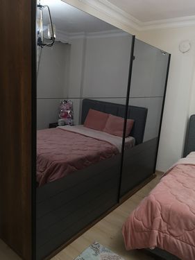  İstiklal Mahallesi’nde yeni taşınanlar veya evini internetten aldığı modern mobilyalarla yenileyenler için hatasız kurulum hayati önem taşır. Yanlış sıkılan bir vida, mobilyanın gövdesinde geri dönüşü olmayan hasarlar bırakabilir. Biz, bu riskleri ortadan kaldırıyoruz:  Marka Ayırt Etmeksizin Kurulum: IKEA, Vivense, Trendyol, Koçtaş veya butik mağazalardan alınan; gardırop, şifonyer, kitaplık, TV ünitesi ve yemek masası montajı.