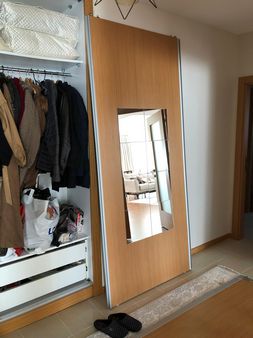  Modern ve şık mobilyalar, yoğun kullanımda teknik aksaklıklar çıkarabilir. Koza Mahallesi tamir servisimizle, mobilyalarınızın konforunu ve ilk günkü işlevselliğini geri kazandırıyoruz:  Raylı Sistem ve Stop Mekanizması Tamiri: Sürgülü dolaplarda yaşanan raydan çıkma, takılma veya vakumlu (frenli) kapak sistemlerinin hassas onarımı ve parça değişimi.