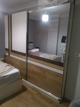  Mehterçeşme Mahallesi’ndeki yoğun yerleşim düzeninde, mobilyaların doğru kurulması hem alan tasarrufu hem de uzun ömürlü kullanım için kritiktir. Yanlış kurulan bir gardırop, zamanla gövdesinden esneme yaparak kullanılamaz hale gelebilir. Biz bu riskleri profesyonel montaj ile önlüyoruz:  Marka Bağımsız Kurulum: IKEA, Vivense, Trendyol, Koçtaş veya yerel mobilyacılardan alınan tüm demonte (paketli) ürünlerin (gardırop, şifonyer, kitaplık, portmanto) uzman montajı.