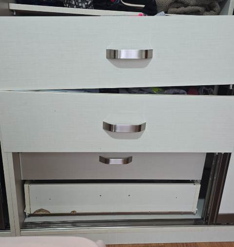 Firmamız; mutfak dolabı kapak değişimi, menteşe tamiri, ray sistemi yenileme, masa ayağı onarımı, gardırop kapak ayarı, kırık suntalam veya MDF parçaların değişimi gibi birçok alanda çözüm sunmaktadır. Öncelikle mevcut hasar tespit edilir, ardından en uygun onarım yöntemi belirlenir. Gereksiz parça değişimi yapılmaz; mümkün olan her durumda ekonomik ve kalıcı çözümler uygulanır.