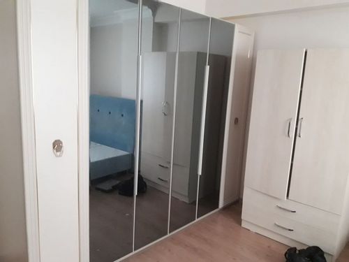 Esenyurt Orhangazi Mahallesi Profesyonel Mobilya Montaj Hizmetleri Orhangazi Mahallesi’ndeki yeni taşınma süreçlerinde veya internetten alınan modern mobilyaların kurulumunda uzman desteği almak, mobilyanızın ömrünü uzatır. Biz, her kurulumda milimetrik hassasiyetle çalışıyoruz: Marka Bağımsız Demonte Kurulum: IKEA, Vivense, Trendyol, Koçtaş veya yerel mobilyacılardan alınan; gardırop, şifonyer, kitaplık, TV ünitesi ve yemek masası montajı.