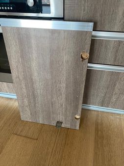 Esenyurt Örnek Mahallesi Mobilya Tamir ve Onarım Çözümleri Yılların yorgunluğu mobilyalarınızda kendini göstermeye mi başladı? Örnek Mahallesi tamir servisimizle, anısı olan eşyalarınızı çöpe atmak yerine onları ilk günkü formuna kavuşturuyoruz: Menteşe ve Kapak Onarımı: Sarkan mutfak kapakları, kapanmayan banyo dolapları ve yerinden oynayan menteşe yuvalarının teknik dolgu yöntemleriyle güçlendirilmesi ve parça değişimi.