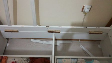  Mobilyalarınız zamanla yıpranabilir, taşınma sırasında darbe alabilir veya menteşe yuvaları aşınabilir. Pınar Mahallesi tamir servisimizle, eşyalarınızı çöpe atmak yerine onları ilk günkü sağlamlığına kavuşturuyoruz:  Menteşe ve Kapak Onarımı: Sarkan mutfak kapakları, kapanmayan banyo dolapları ve yerinden oynayan menteşe yuvalarının teknik dolgu yöntemleriyle güçlendirilmesi.