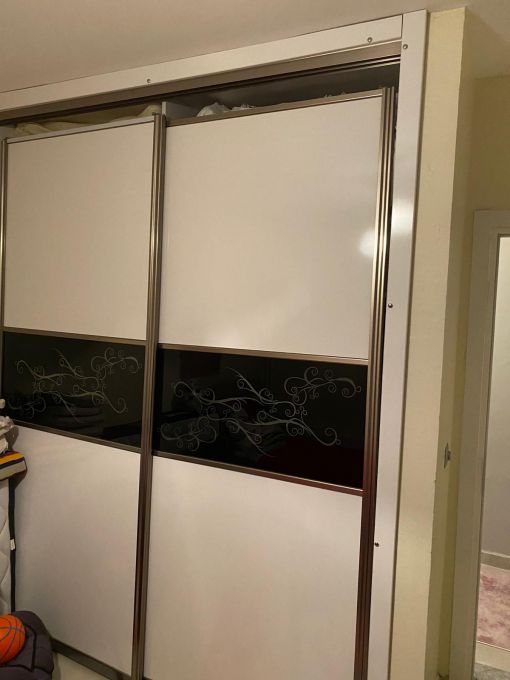 Esenyurt Gardırop Montajı ve Dolap Ayar İşlemleri Esenyurt gardırop montajı, ilçede en sık talep edilen hizmetlerin başında gelir. Büyük hacimli dolaplar, çok parçalı yapıları nedeniyle yanlış kurulduğunda hem kullanım zorluğu yaratır hem de kısa sürede deformasyona uğrayabilir. Gardırop kurulumunda gövde birleşimlerinin düzgün yapılması, kapakların terazide durması, menteşe ayarlarının doğru verilmesi ve dolabın zemine uygun şekilde yerleştirilmesi gerekir.