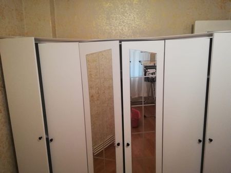 Esenyurt Saadetdere Mahallesi Mobilya Tamir ve Onarım Çözümleri Mobilyalarınız zamanla yıpranabilir, taşınma sırasında darbe alabilir veya yoğun kullanım nedeniyle menteşe yuvaları aşınabilir. Saadetdere Mahallesi tamir servisimizle, eşyalarınızı çöpe atmak yerine onları ilk günkü sağlamlığına kavuşturuyoruz: Menteşe ve Kapak Onarımı: Sarkan mutfak kapakları, kapanmayan banyo dolapları ve yerinden oynayan menteşe yuvalarının teknik dolgu yöntemleriyle güçlendirilmesi.