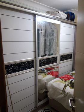 Esenyurt Saadetdere Mahallesi Profesyonel Mobilya Montaj Hizmetleri Saadetdere Mahallesi’ndeki hem eski tip hem de yeni yapılan binaların iç mekan yapılarına hakimiz. İnternetten veya mağazadan aldığınız mobilyaların, odanızın en doğru yerine ve en sağlam şekilde kurulmasını sağlıyoruz: Marka Bağımsız Kurulum: IKEA, Vivense, Trendyol, Koçtaş veya butik mobilya mağazalarından aldığınız; gardırop, şifonyer, kitaplık ve yemek masası gibi tüm demonte ürünlerin montajı.