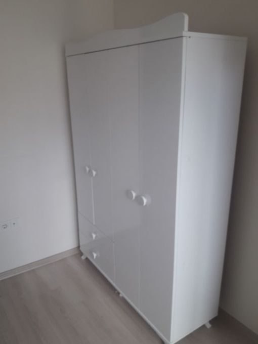  Şehitler Mahallesi’ndeki hem klasik hem de yeni nesil binaların iç mekân yapılarına hakimiz. Aldığınız mobilyaların, odanızın en doğru yerine ve en sağlam şekilde kurulmasını sağlıyoruz:  Marka Bağımsız Kurulum: IKEA, Vivense, Trendyol, Koçtaş veya butik mobilya mağazalarından aldığınız; gardırop, şifonyer, kitaplık ve yemek masası gibi tüm ürünlerin montajı.