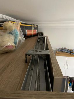  Mobilyalarınız zamanla yıpranabilir, taşınma sırasında darbe alabilir veya menteşe yuvaları aşınabilir. Selahaddin Eyyubi Mahallesi tamir servisimizle, mobilyalarınızı çöpe atmak yerine onları profesyonel müdahalelerle yeniliyoruz:  Menteşe ve Kapak Onarımı: Sarkan mutfak kapakları, kapanmayan banyo dolapları ve yerinden oynayan menteşe yuvalarının teknik dolgu yöntemleriyle güçlendirilmesi.