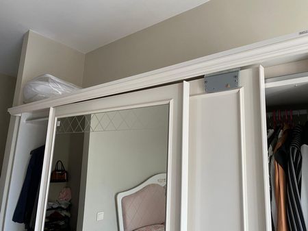  Mobilyalarınız zamanla yıpranabilir, taşınma sırasında vida yerleri aşınabilir veya mekanizmaları bozulabilir. Talatpaşa Mahallesi tamir servisimizle, mobilyalarınızı çöpe atmak yerine onları ilk günkü sağlamlığına kavuşturuyoruz:  Menteşe ve Kapak Onarımı: Sarkan mutfak kapakları, kapanmayan banyo dolapları ve yerinden oynayan menteşe yuvalarının teknik dolgu yöntemleriyle güçlendirilmesi ve parça değişimi.