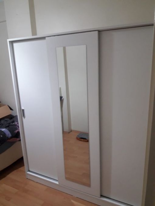  Modern dairelerde kullanılan antrasit yüzeyler, yüksek parlaklıktaki (high-gloss) paneller ve gizli ışıklandırmalı üniteler özel bir dikkat gerektirir. Turgut Özal Mahallesi sakinlerine sıradan bir kurulumdan fazlasını sunuyoruz:  Sıfır Çizik Prensibi: Hassas yüzeyli (Lake, Akrilik) mobilyalarınızı, zemine ve mobilya yüzeyine zarar vermeyen özel koruyucu ekipmanlar eşliğinde monte ediyoruz.