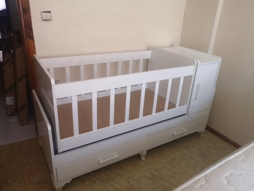  Yeşilkent Mahallesi’ndeki dairelerin geniş odaları veya yeni nesil butik projeleri için mobilyayı odaya göre optimize ediyoruz. Sadece paketi açmıyor, mobilyanın o mekandaki ömrünü garanti altına alıyoruz:  Komple Ev Kurulum Setleri: Yatak odasından antre grubuna, internetten alınan (Vivense, Trendyol vb.) tüm paketli ürünleri, fabrikasyon hatalarını yerinde tolere ederek profesyonelce topluyoruz.