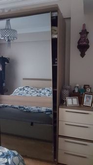  Mobilyanızın bir parçası kırıldı diye tüm takımı gözden çıkarmayın. Yeşilkent Mahallesi tamir servisimizde, mobilya mühendisliğini ustalıkla birleştiriyoruz:  Kırık ve Ezik Panel Onarımı: Taşınırken darbe alan veya bağlantı yerinden kopan ahşap parçaları, özel aparatlar ve gizli bağlantılarla eski sağlamlığına (ve estetiğine) kavuşturuyoruz.