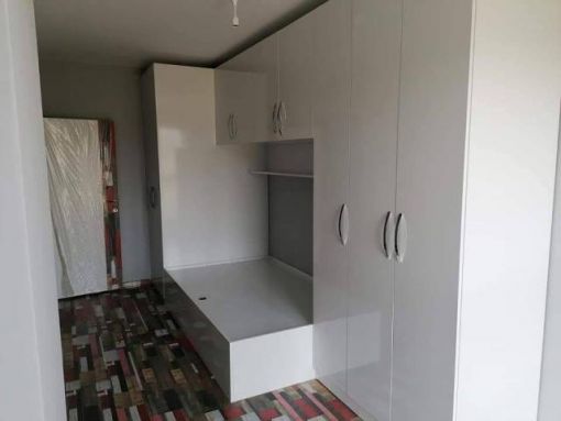  Genç Odası İmalatı Genç odası, yalnızca bir yatak odası değil; ders çalışılan, dinlenilen ve kişisel alanın en yoğun kullanıldığı yaşam alanıdır. ilkemtm olarak gençlerin ihtiyaçlarını, ebeveynlerin beklentilerini ve mekanın ölçülerini bir araya getirerek özel ölçü genç odası imalatı gerçekleştiriyoruz.