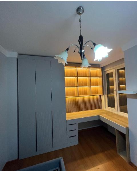  Kaliteli Malzeme, Sağlam İşçilik Genç odaları yoğun kullanıma maruz kalan alanlardır. Bu nedenle üretimde dayanıklılık büyük önem taşır. Mobilya gövdelerinde ağırlıklı olarak suntalam ve mdflam malzemeler kullanıyor, kapaklarda ise estetik ve sağlamlığı bir arada sunan çözümler tercih ediyoruz.  Sağlam bağlantılar, kaliteli menteşe sistemleri ve düzgün montaj ile genç odası mobilyalarının uzun yıllar sorunsuz kullanılmasını sağlıyoruz