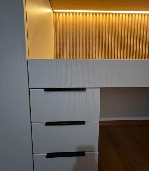  Modern, Sade ve Gençlere Uygun Tasarım Gençlerin zevkleri hızla değişebilir. Bu nedenle tasarımlarımızda zamansız renkler, sade çizgiler ve ileride kolayca güncellenebilecek modüler çözümler ön plandadır.  İstenirse spor, modern ya da minimal tarzda genç odası mobilyaları tamamen kişiye özel olarak üretilebilir.