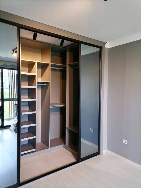  Neden Özel İmalat Giyinme Odası Dolabı? Hazır dolap sistemleri çoğu zaman alan kaybına ve kullanım zorluklarına neden olur. Özel imalat giyinme odası dolapları ise alanı maksimum verimle kullanmanızı sağlar.  Mekâna birebir ölçü uyumu Kullanım alışkanlıklarına özel iç dizayn Uzun ömürlü ve sağlam yapı Daha düzenli ve estetik görünüm