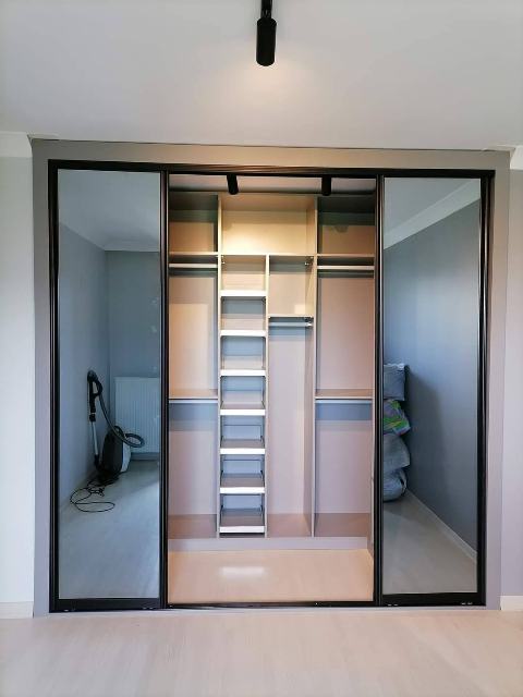  İlkemtm Giyinme Odası Dolabı İmalat Süreci 1. Keşif ve Ölçü Alma Giyinme odası alanı yerinde incelenir, ölçüler alınır ve beklentiler netleştirilir.  2. İç Tasarım Planlaması Askı alanları, raf sistemleri, çekmeceler, pantolonluk ve ayakkabılık bölümleri kişiye özel olarak planlanır.  3. Malzeme Seçimi Dolap gövdelerinde suntalam veya mdflam, kapaklarda ise mdflam, lake ya da isteğe bağlı ahşap kaplama seçenekleri sunulur.  4. İmalat ve Montaj