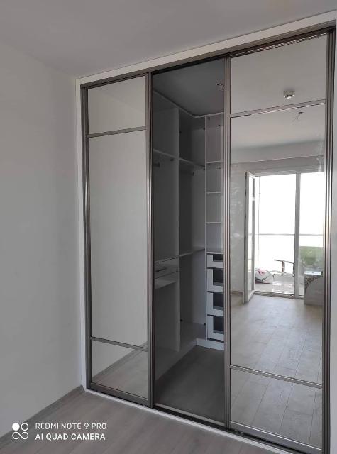  Küçük Alanlar İçin Giyinme Odası Dolabı Çözümleri Her evde büyük giyinme odaları olmayabilir. İlkemtm, küçük alanlar için de akıllı dolap çözümleri üretir.  Tavana kadar dolap sistemleri Sürgülü kapak uygulamaları Köşe modülleri Açık raf ve kapaklı dolap kombinasyonları