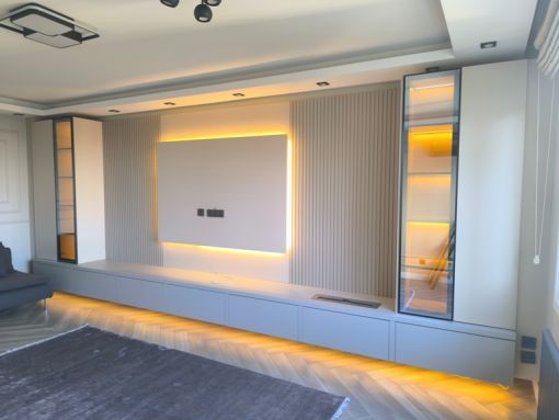 Hayalinizdeki yaşam alanlarını birlikte inşa edelim  İsteğe bağlı özel mobilya imalatı, profesyonel montaj ve titiz tamir hizmetlerimizle mobilyalarınıza değer katıyoruz. Ustalıkta gelen güven, modern tasarımlarla buluşuyor.