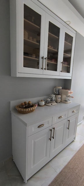  Özel Ölçü ve Kişiye Özel Tasarım Her alanın ihtiyacı farklıdır. ilkemtm, standart üretimler yerine tamamen mekâna ve kullanıcıya özel ölçülendirme ile üretim yapar. Raf düzeni, dolap sayısı ve tasarım detayları kullanım alışkanlıklarınıza göre planlanır.  Kaliteli Malzeme ve Dayanıklı Yapı Kahve köşeleri su ve ısıya maruz kalan alanlar olduğu için malzeme seçimi büyük önem taşır. Üretimde mobilya gövdelerinde suntalam ve mdflam, kapaklarda ise uzun ömürlü ve kolay temizlenebilir yüzeyler tercih edilir.